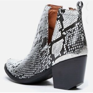 NWOT Jeffrey Campbell Black and White Snakeskin Ankle Booties